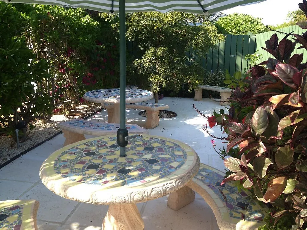 גרייס ביי Caribbean Paradise Inn איי טרקס וקייקוס