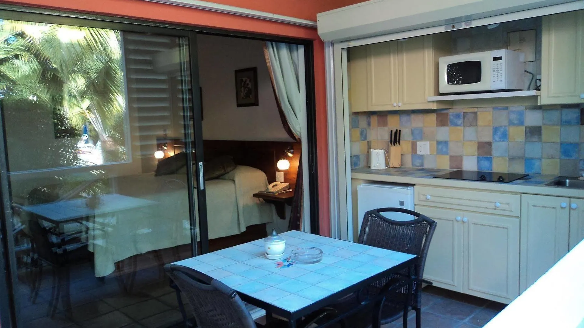 גרייס ביי Caribbean Paradise Inn 3*, גרייס ביי