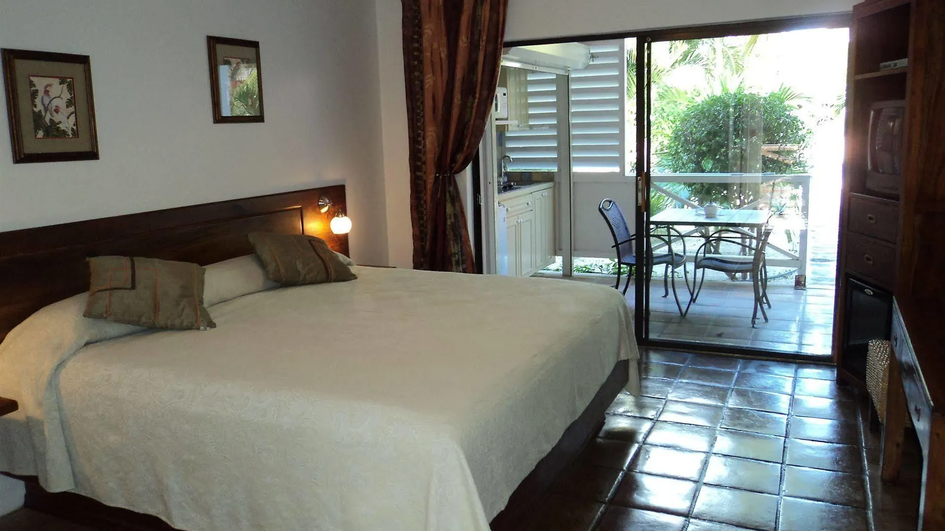 מלון גרייס ביי Caribbean Paradise Inn