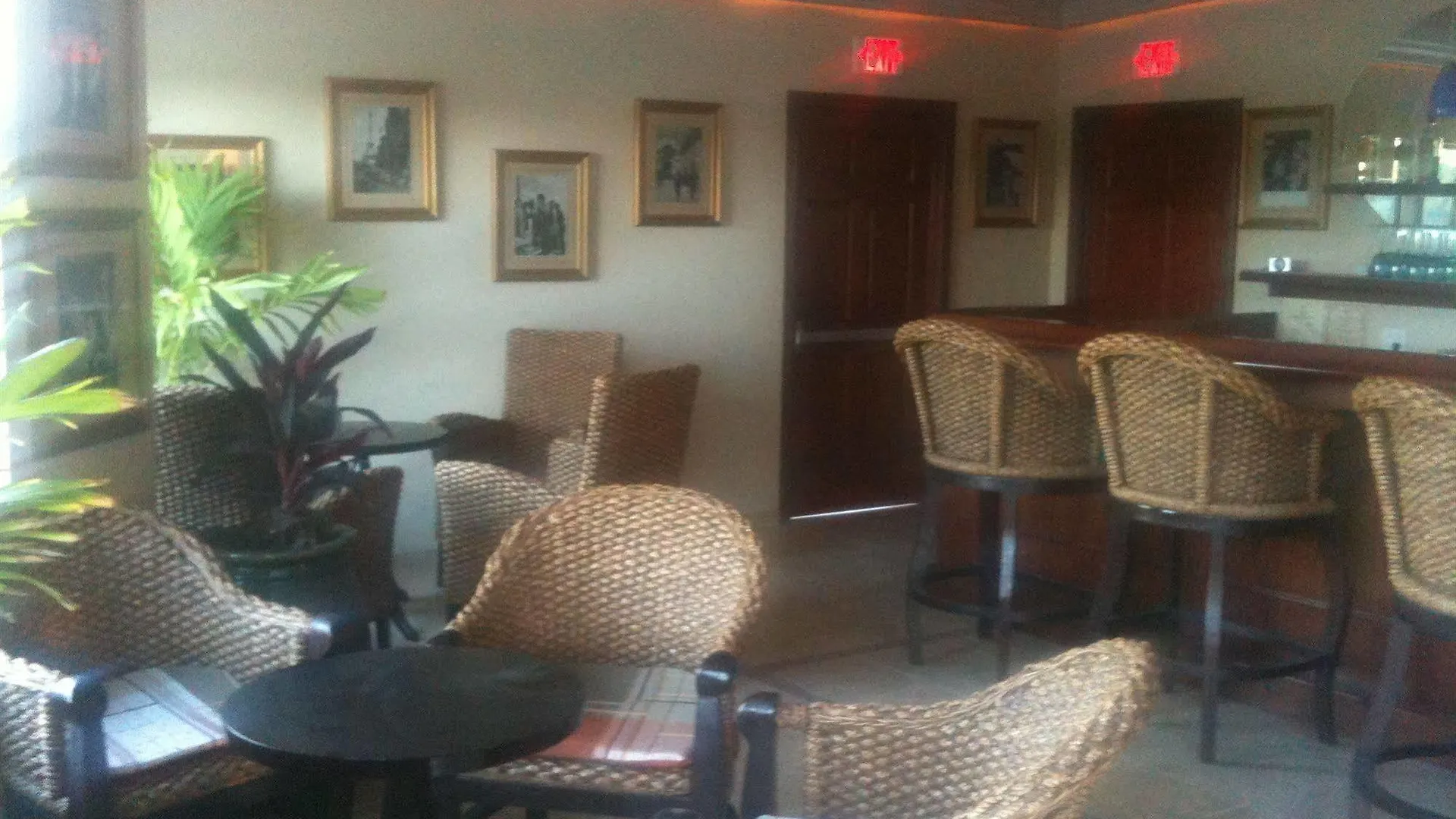 *** מלון גרייס ביי Caribbean Paradise Inn איי טרקס וקייקוס